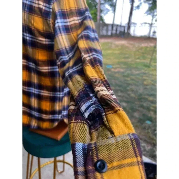 Levi’s standard long sleeve plaid button up medium - Picture 5 of 8